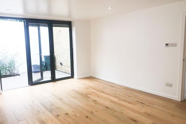 1c Holly Road, Hampton photo 4