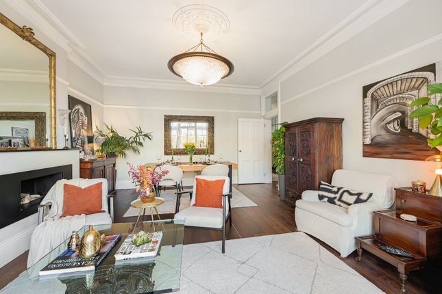 11, Alexandra Court, London photo 3