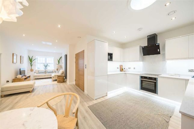 Flat 12, 24, Welmar Mews, London photo 3