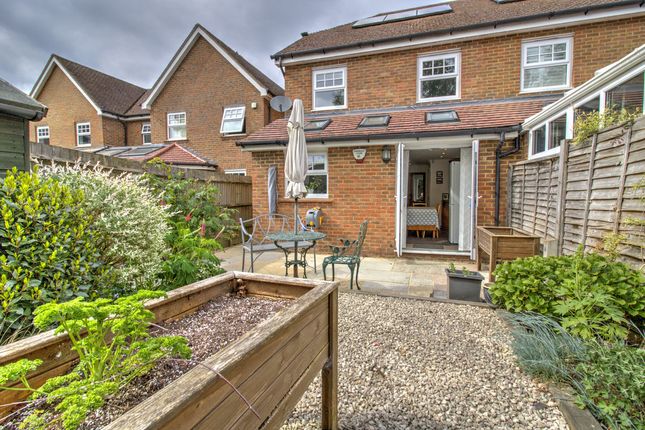 37, Hophurst Drive, Crawley photo 4