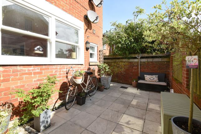 Thumbnail Flat to rent in Hazeley Road, Twyford