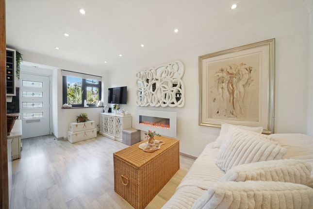 2, Temple Close, Wadley Road, London photo 4