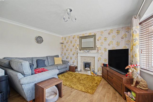 18, Meadow Close, Derbyshire photo 2