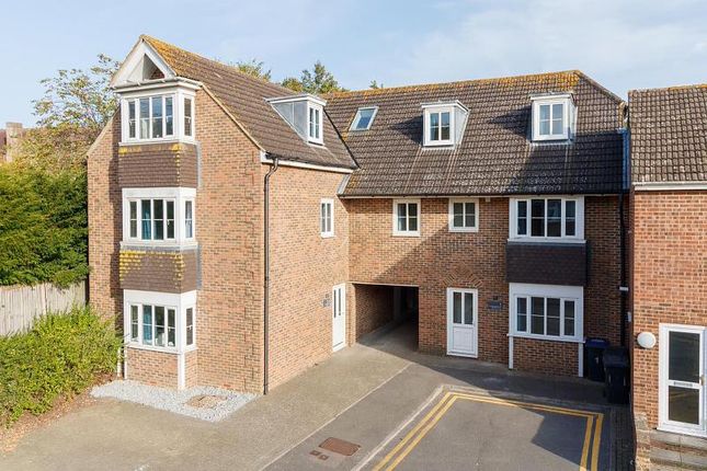 Flat to rent in College Court, College Road, Canterbury