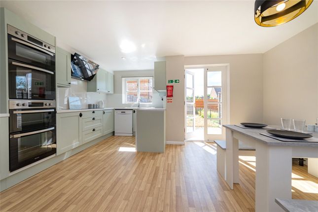 Room 6, 24, Aspen Grove, Hampshire photo 3