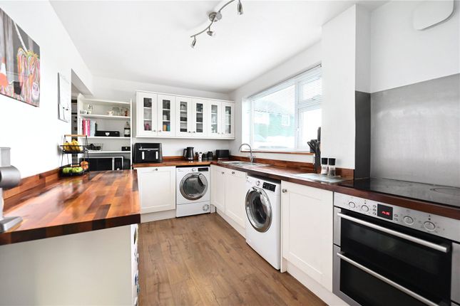 17, Potters Crescent, Guildford photo 3