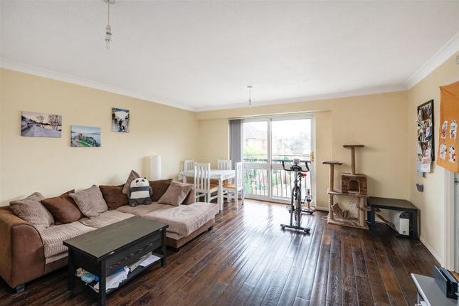 2-bed flat on 5 Elizabeth Court, Victoria Road, Horley, £270,000