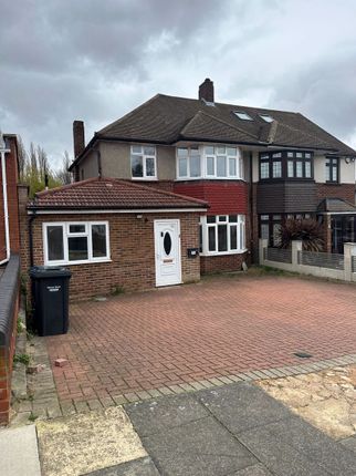 Thumbnail Terraced house to rent in Summit Close, London