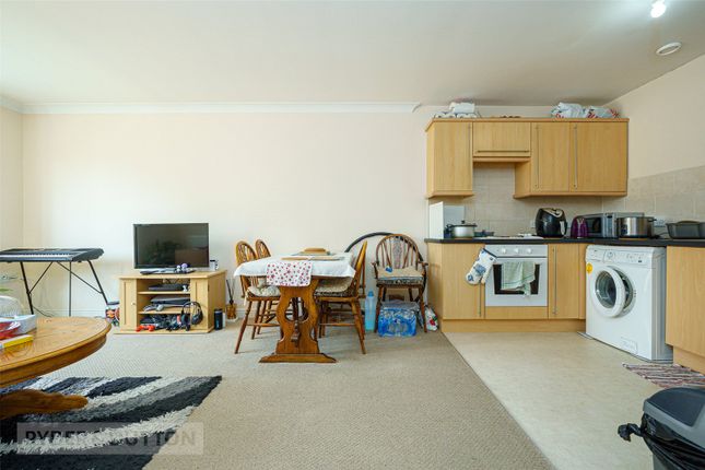 19, Croft Court, Rastrick photo 4