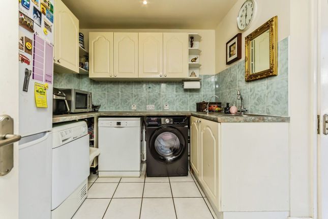 85, North Downs Crescent, Croydon photo 4