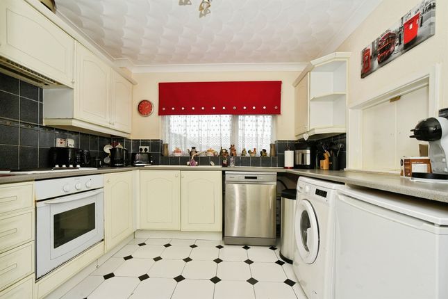 26, Kimmeridge Close, Swindon photo 2