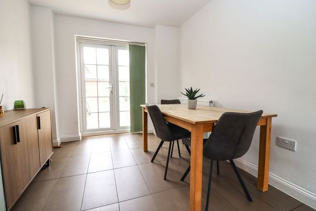 12, Woodpecker Gardens, Bedford photo 4