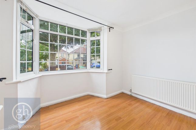 13, Halsbury Road East, Northolt photo 4