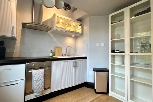 Flat 2,, 5 Carnarvon Road, Reading photo 4