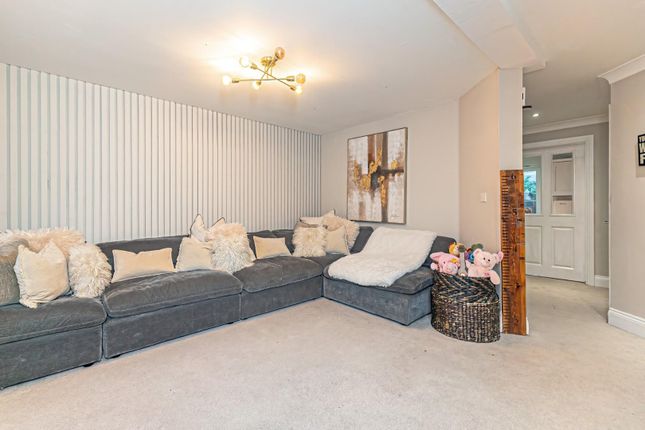 18, Stratford Close, Aylesbury photo 3