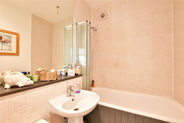 End terrace house for sale in Milton Road, London