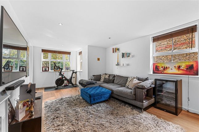 Flat to rent in Shore Point, High Road, Buckhurst Hill