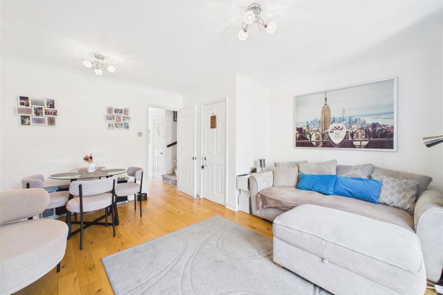 43, Grafton Way, West Molesey photo 2