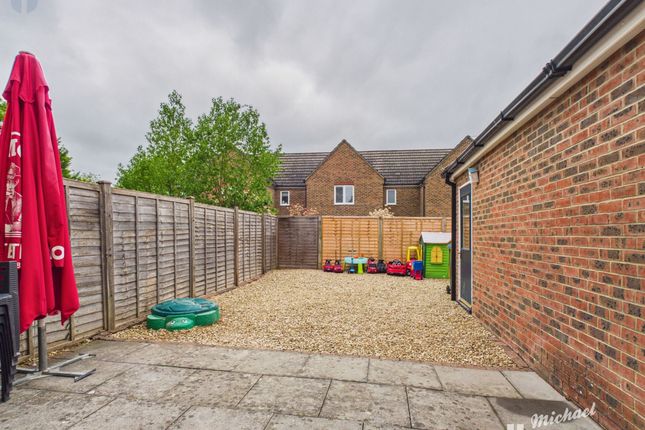 22 Great Meadow Way, Aylesbury photo 3