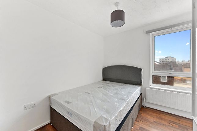 28, James Docherty House, London photo 4