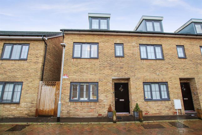3-bed house on 10 Auction Place, Maiden Lane, Crayford, £450,000