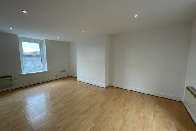 Flat to rent in Lower Holmes Street, Barry