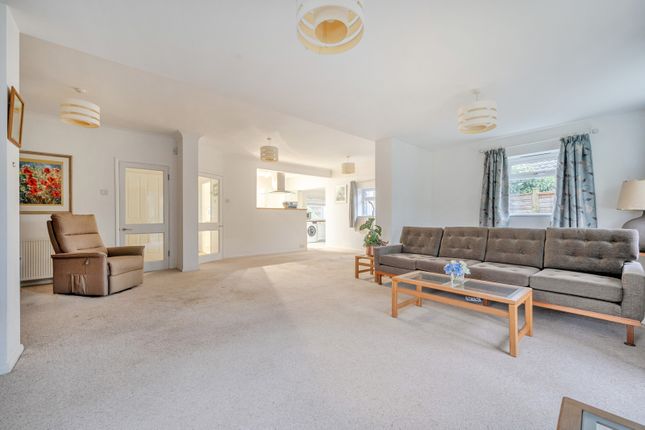 19, Beverley Gardens, Reading photo 2