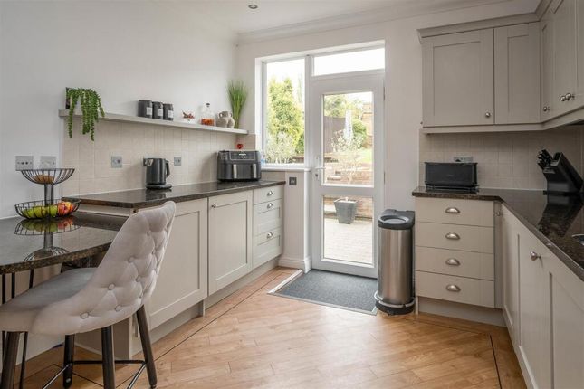 31, Honeypot Lane, Brentwood photo 5