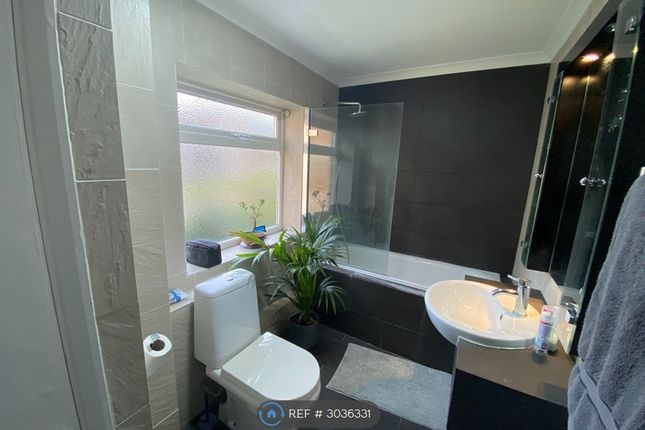 Flat, Denleigh Court Chase Road, London photo 5