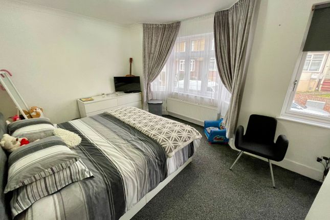 End terrace house for sale in Kingston Road, Luton, Bedfordshire