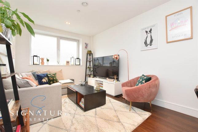 Flat for sale in Pinnacle House, Home Park Mill Link, Kings Langley