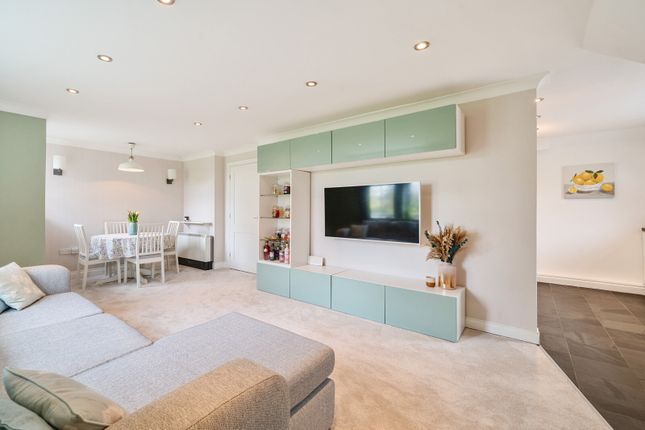 Flat for sale in Orchard View, Chertsey