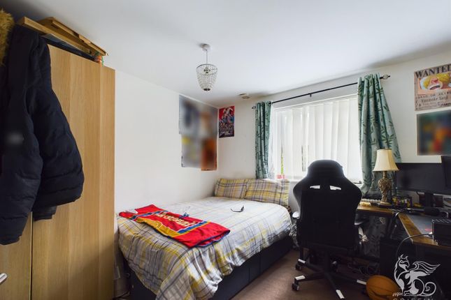 Flat for sale in Saxton Close, Grays