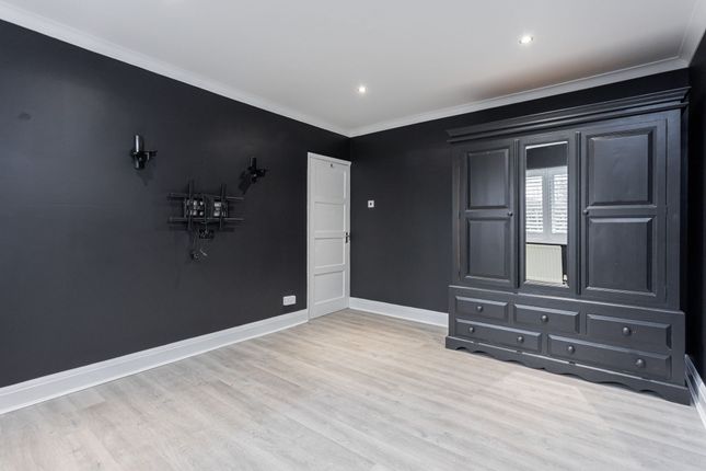 Meadowcroft Close, Horley photo 3