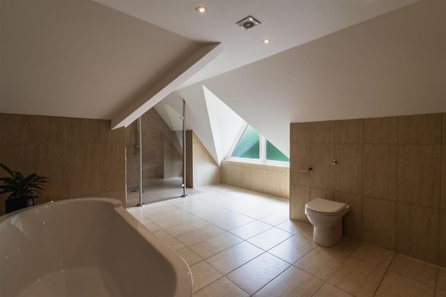 Master En-Suite Bathroom