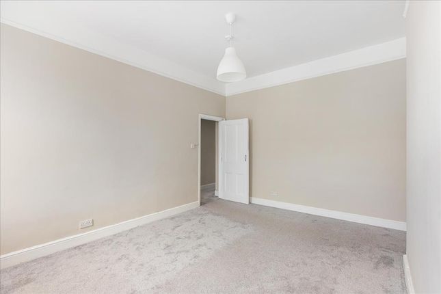 TFF, Flat 3, 21, Barons Court Road, London photo 2