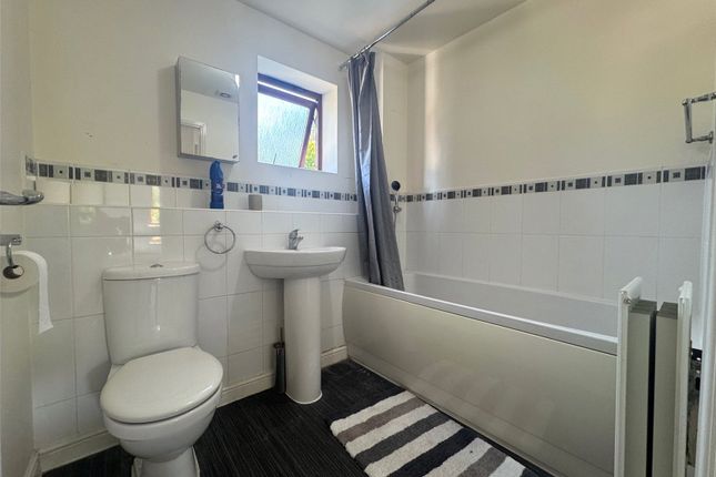 21, Hollies Court, Hampshire photo 4