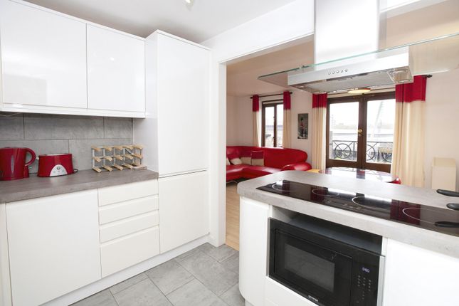 Flat for sale in Discovery Walk, London