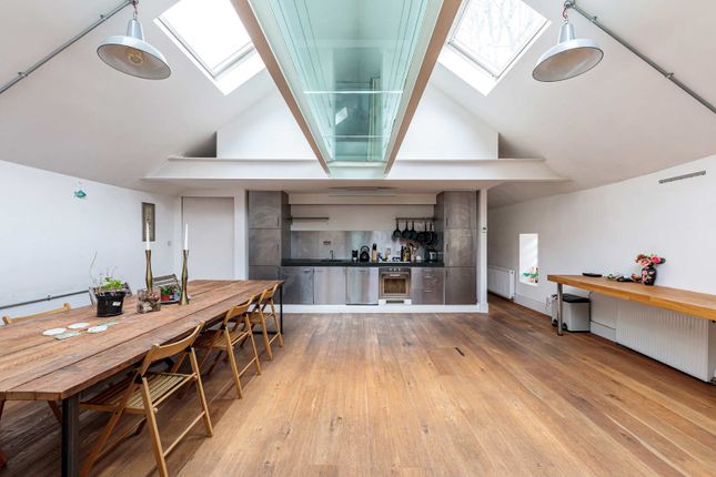 Brilliant House, 14, Ship and Mermaid Row, London photo 4