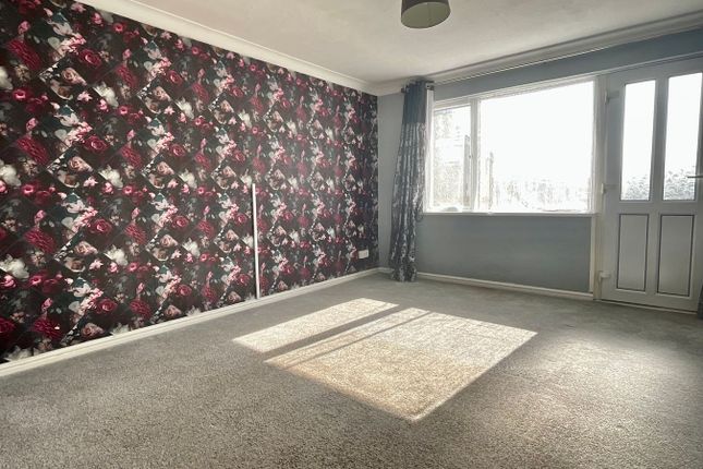 8, Edgcort, Cwmbran photo 3