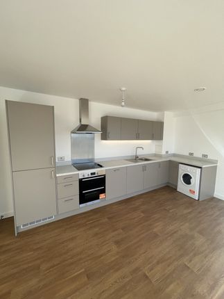 Flat to rent in Abbey Road, Barking