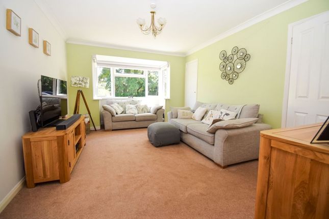 8 Loughwood Close, Eastleigh photo 4
