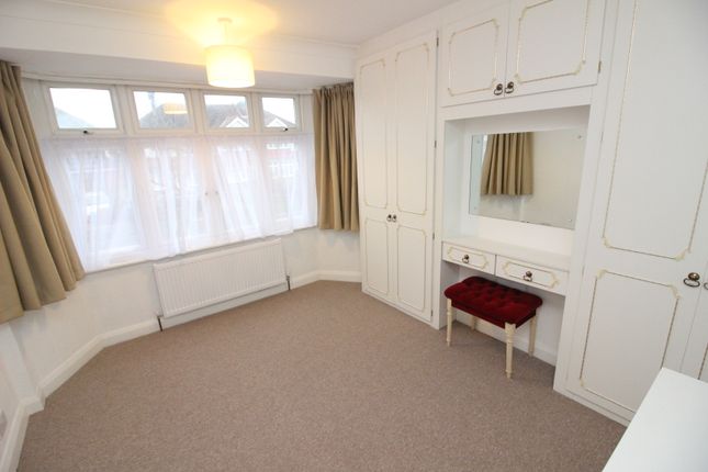 Henley Avenue, North Cheam photo 5