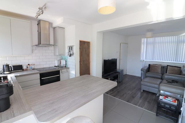 82, Third Avenue, Luton photo 2