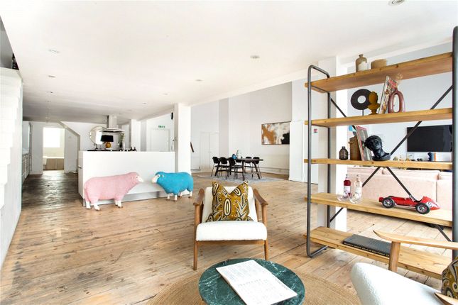Flat for sale in Shoreditch High Street, London