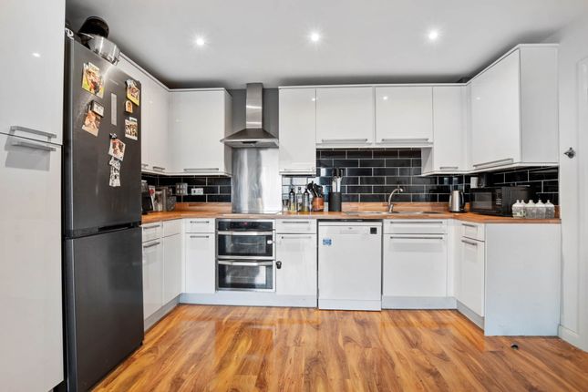 406, Gilbert House, Brentford photo 3