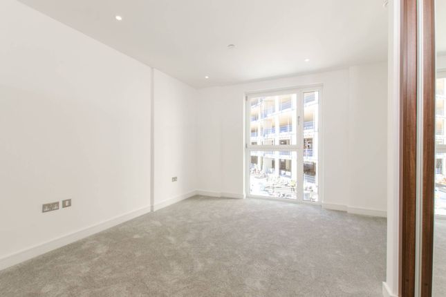 Thumbnail Flat to rent in Wandsworth Road, Vauxhall, London