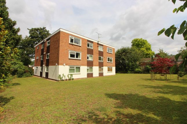 Thumbnail Flat to rent in Elgin Road, Weybridge