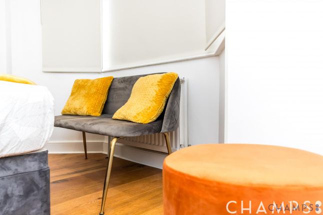 269 Chelsea Cloisters, Sloane Avenue, London photo 2