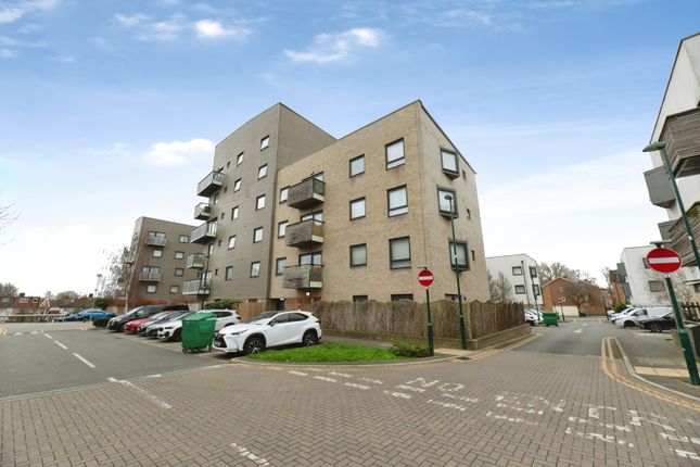2-bed flat on 16, Ferndale Crescent, Surrey, £325,000